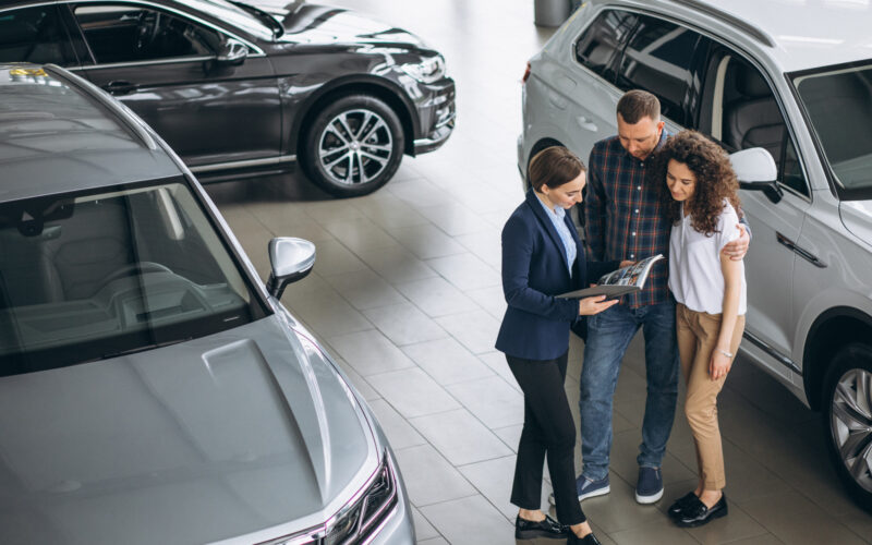 doi clienti discuta cu un dealer auto