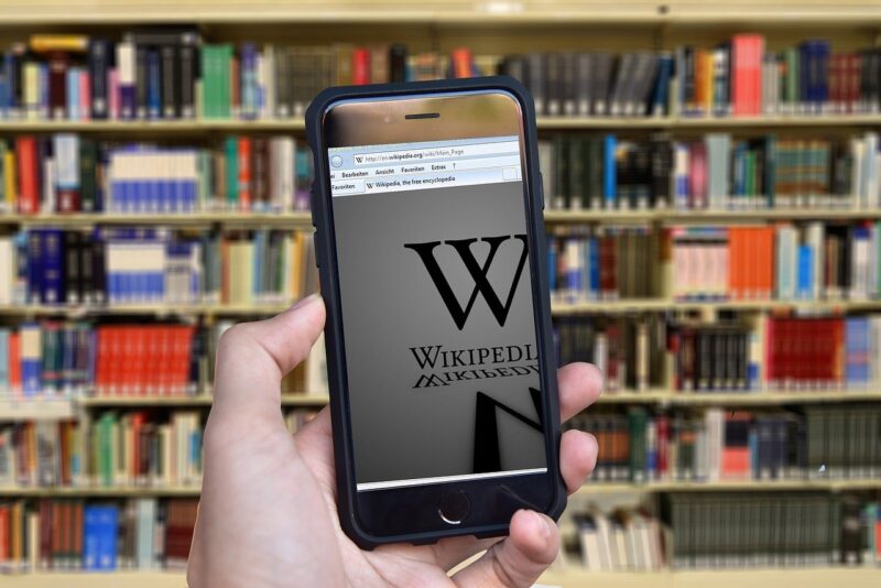 Wikipedia suspendă rezumatele generate de AI după reacția negativă a editorilor