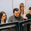 mai multi oameni se uita la monitoare