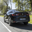 model renault arkana pe drum asfaltat in padure