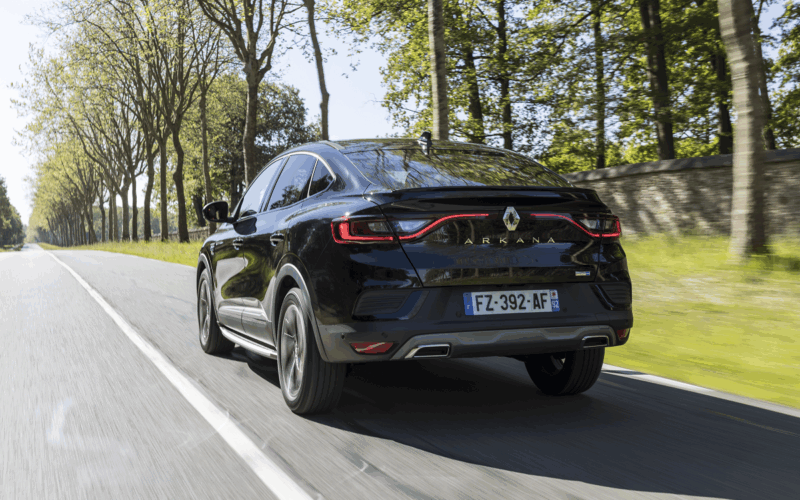 model renault arkana pe drum asfaltat in padure