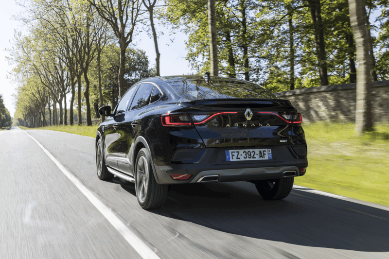 model renault arkana pe drum asfaltat in padure