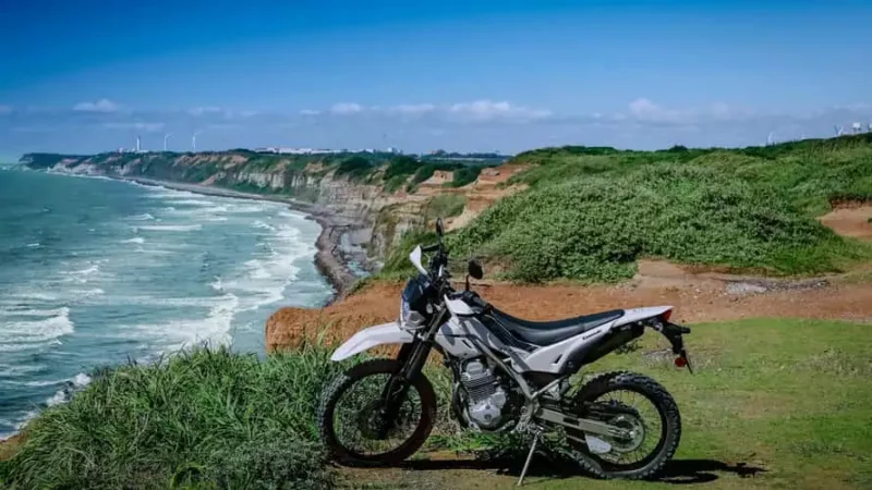 motocicleta adventure kwasaki fotografiata la malul unui ocean