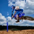 motocicleta surprinsa in aer pe un teren off-road