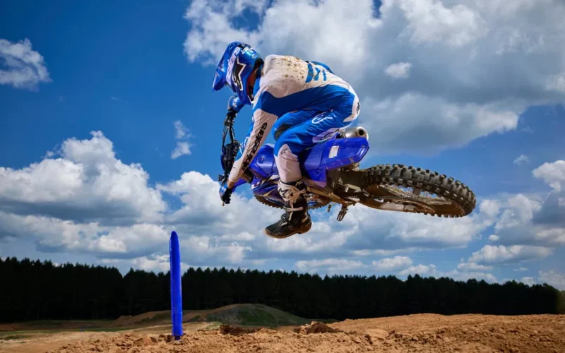 motocicleta surprinsa in aer pe un teren off-road