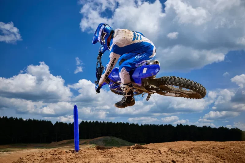 motocicleta surprinsa in aer pe un teren off-road