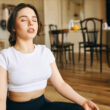 o femeie face un exercitiu de respiratie