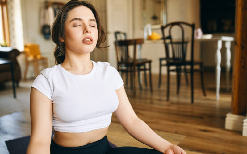 o femeie face un exercitiu de respiratie