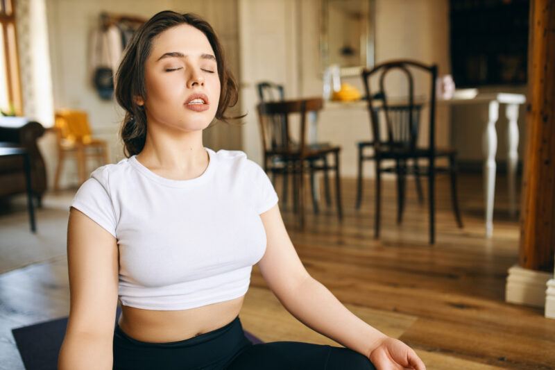 o femeie face un exercitiu de respiratie