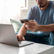 un barbat plateste online cu cardul