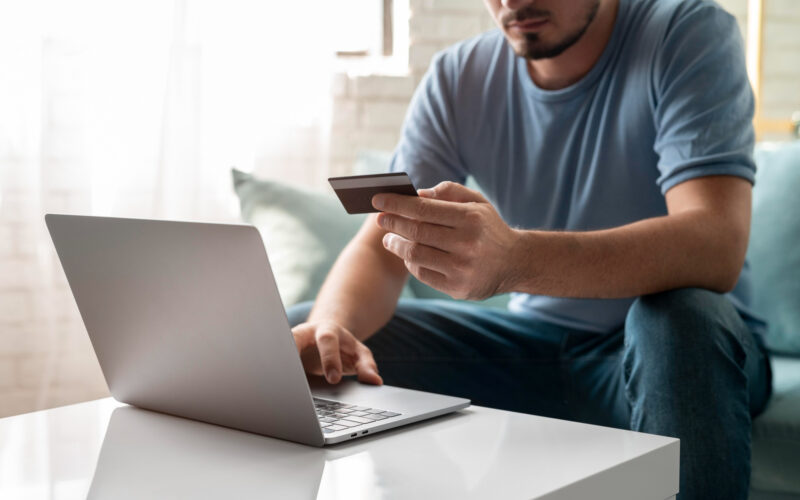 un barbat plateste online cu cardul