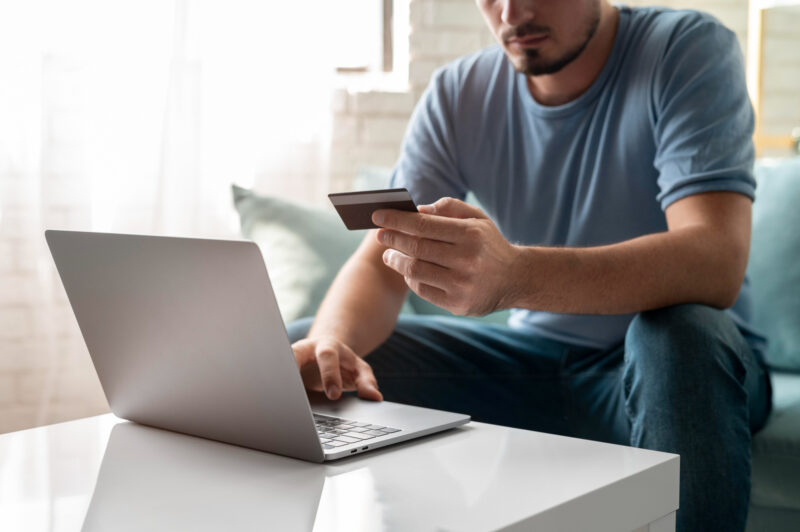 un barbat plateste online cu cardul