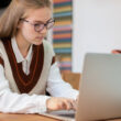 o studenta sta la laptop