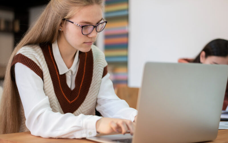 o studenta sta la laptop