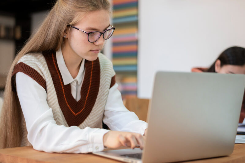 o studenta sta la laptop