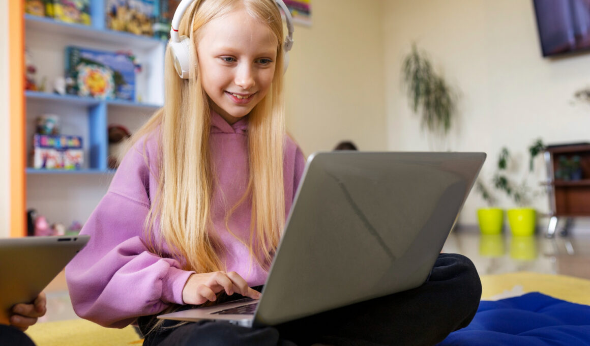 o fetita foloseste un laptop
