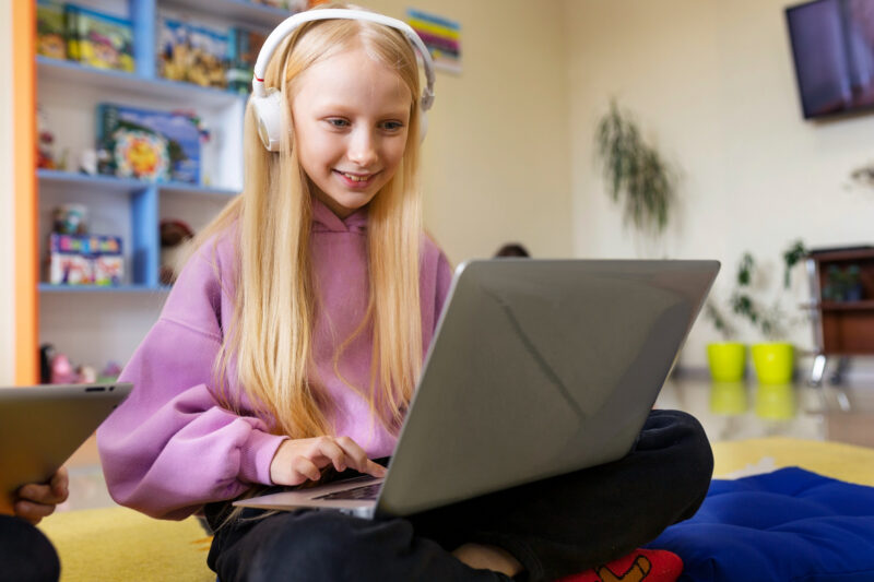 o fetita foloseste un laptop