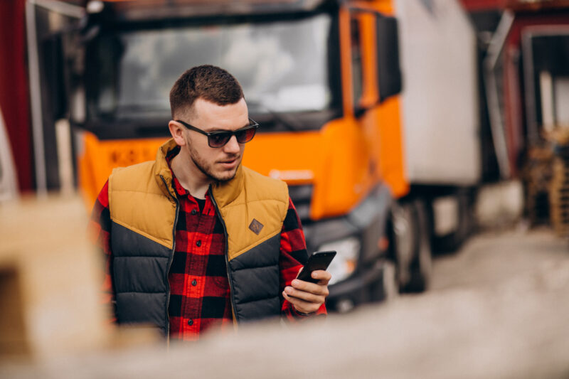 un sofer de camion isi verifica telefonul