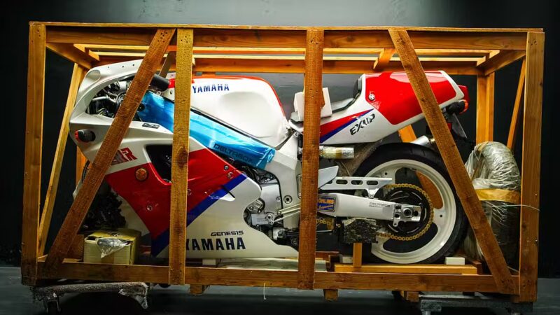motocicleta yamaha intacta in cutia originala