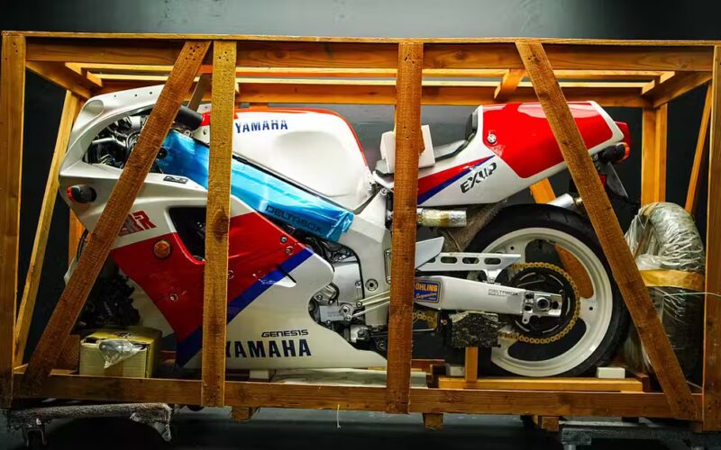 motocicleta yamaha intacta in cutia originala