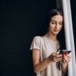 o femeie foloseste un telefon