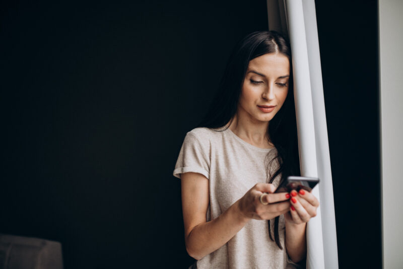 o femeie foloseste un telefon