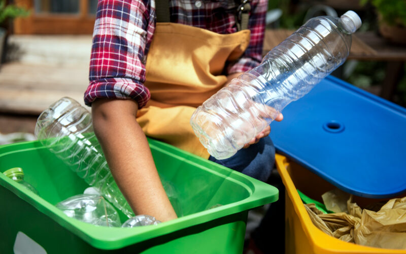 o persoana recicleaza pet-uri