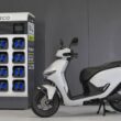 scuter honda electric in fata unor baterii si a unei statii de incarcare