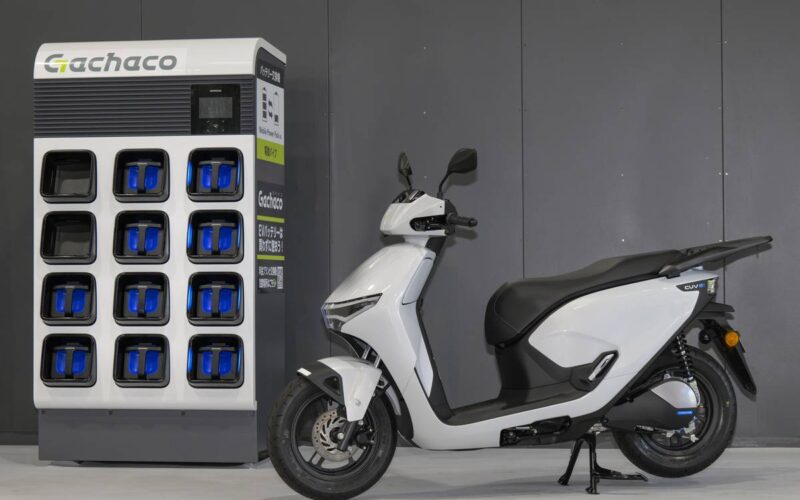 scuter honda electric in fata unor baterii si a unei statii de incarcare