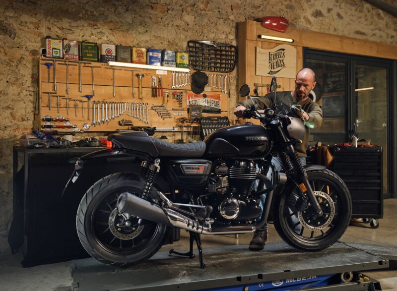 motocicleta honda custome made fotografiata in garaj