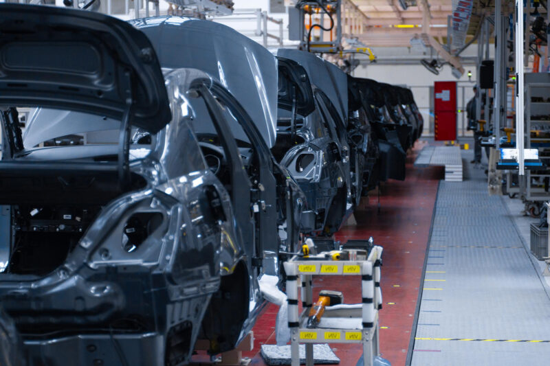 masini asamblate intr-o fabrica auto
