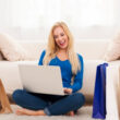 o femeie face cumparaturi online de pe un laptop