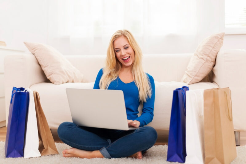 o femeie face cumparaturi online de pe un laptop
