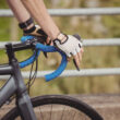 maini pe ghidonul unei biciclete