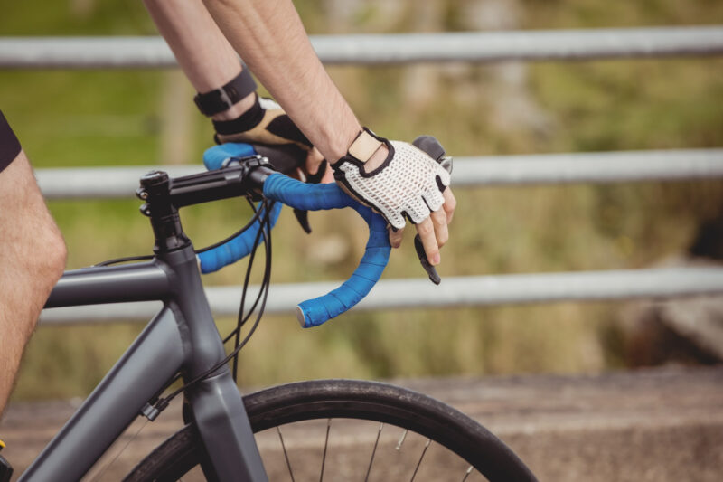 maini pe ghidonul unei biciclete