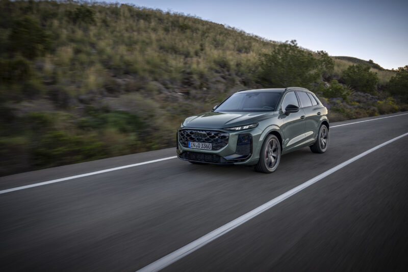 noul model audi q3 mergand pe drum