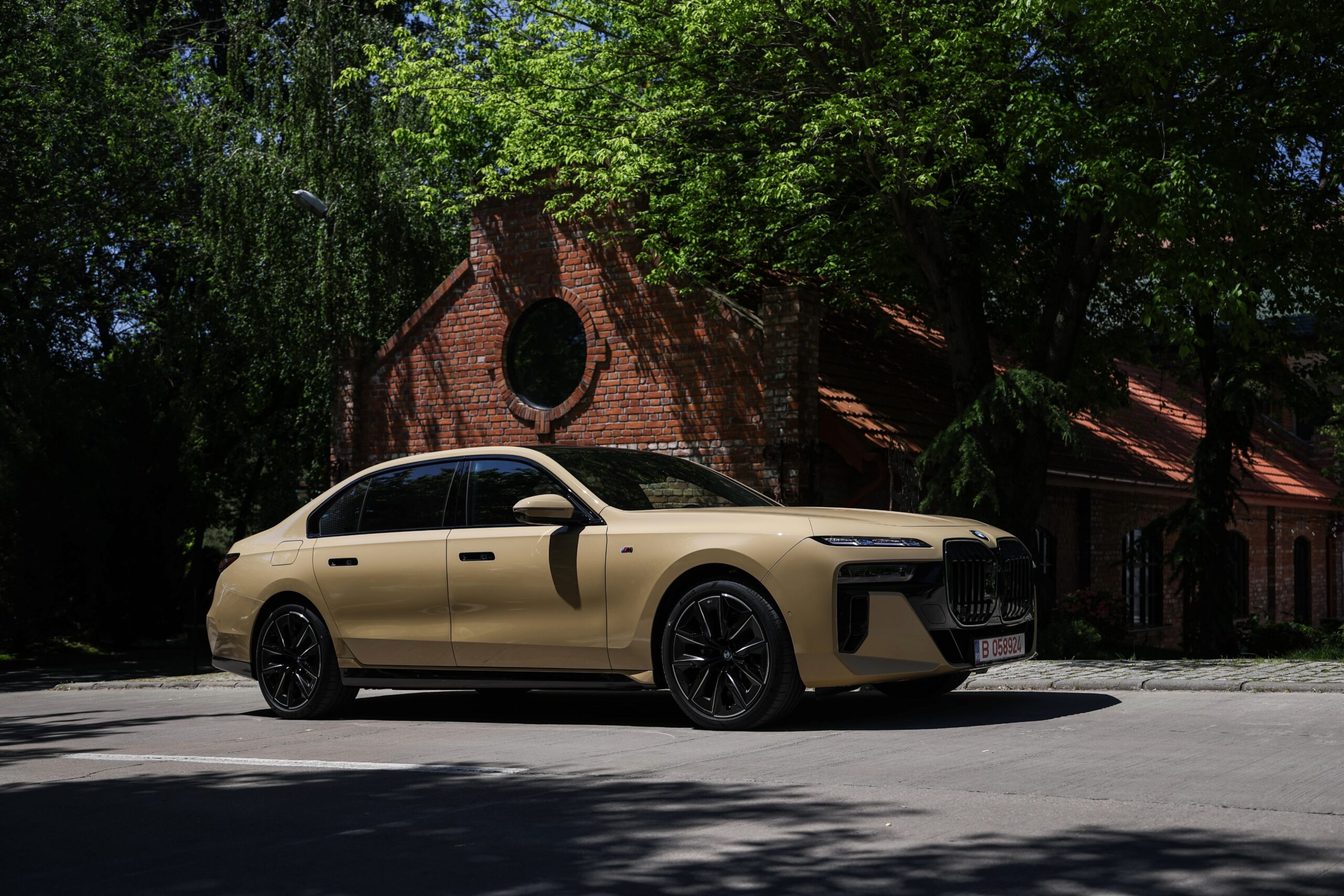 Bmw seria 7 in culoarea Desert Sand Uni