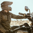 motociclist echipat cu geaca de vara si casca surprins in desert