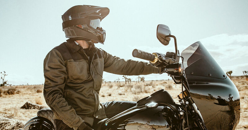 motociclist echipat cu geaca de vara si casca surprins in desert