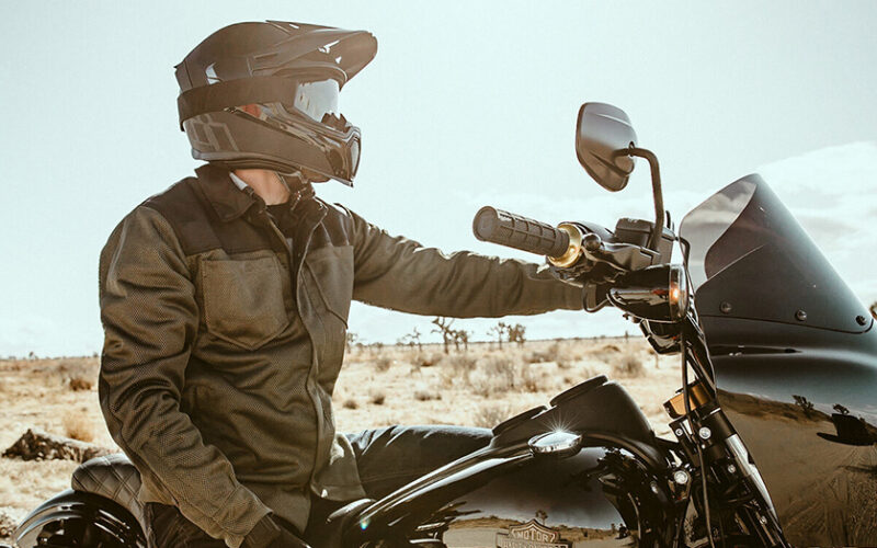 motociclist echipat cu geaca de vara si casca surprins in desert