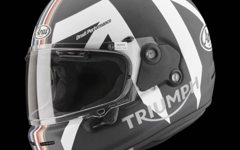 casca moto arai de culoare alb negru pe fundal negru