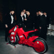 J Balvin si o motocicleta rosie printata 3d