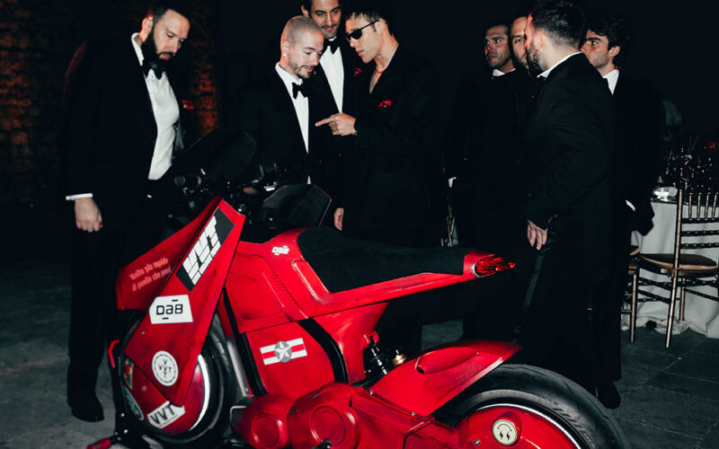 J Balvin si o motocicleta rosie printata 3d