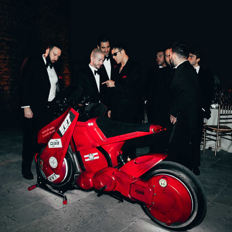 J Balvin si o motocicleta rosie printata 3d