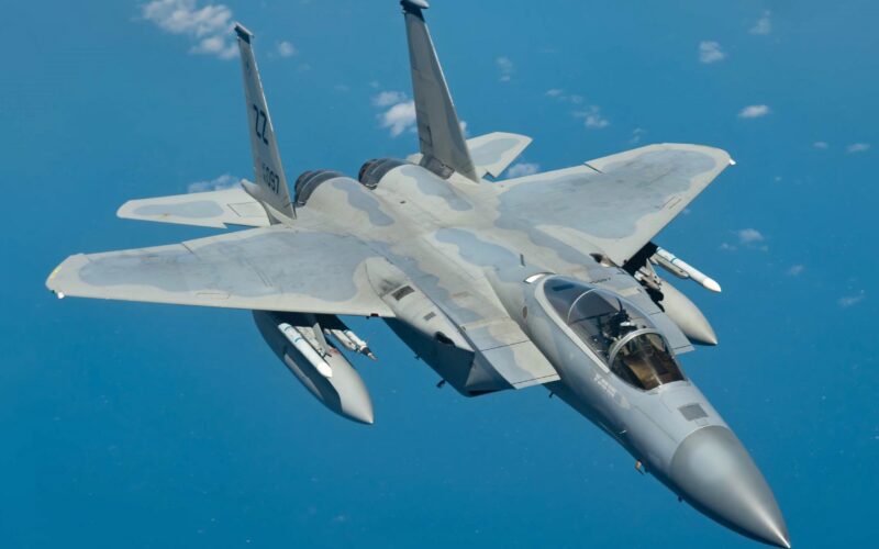 avion f-15 in zbor