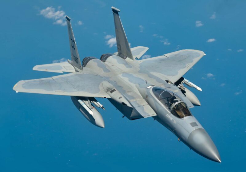 avion f-15 in zbor