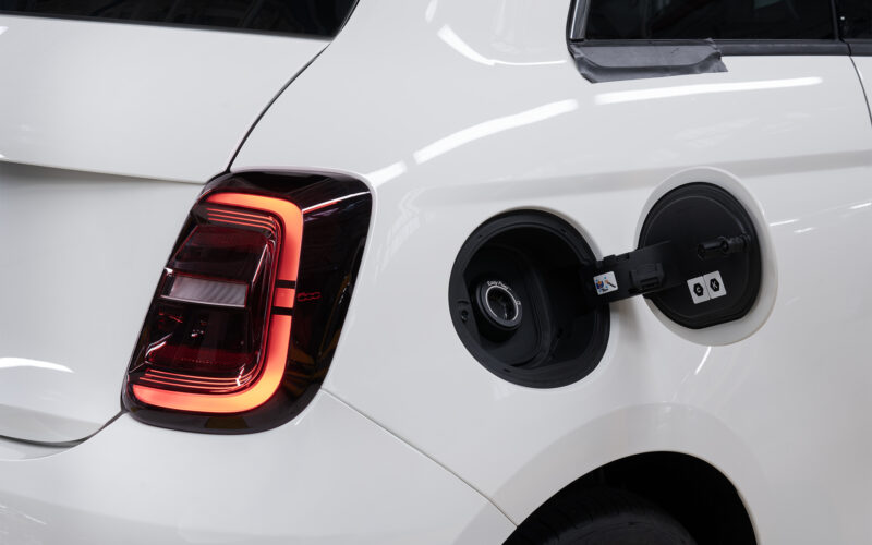 fiat 500 cu capacul de la rezervor deschis