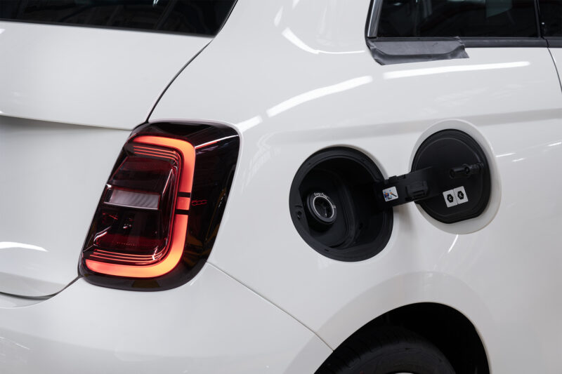 fiat 500 cu capacul de la rezervor deschis
