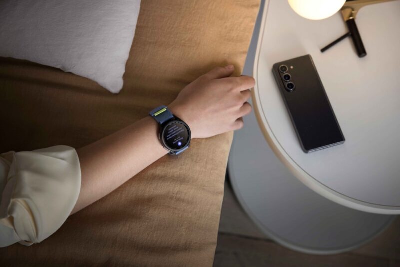 ceas samsung purtat la mana in somn