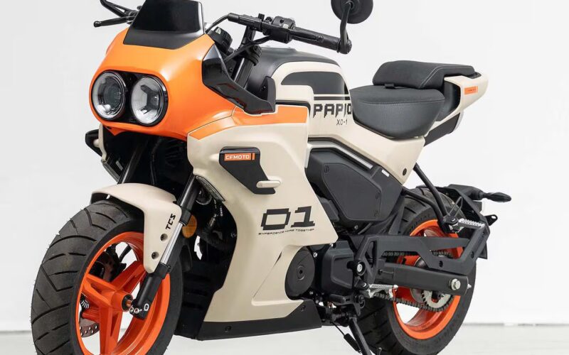 motocicleta de viteza de mici dimensiuni de culoare galbena